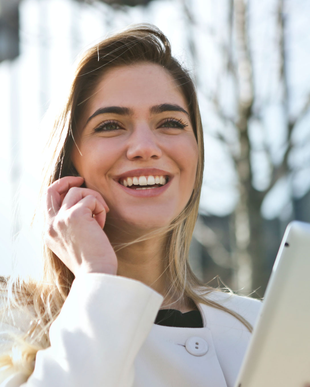 femme-qui-sourit-tient-une-tablette