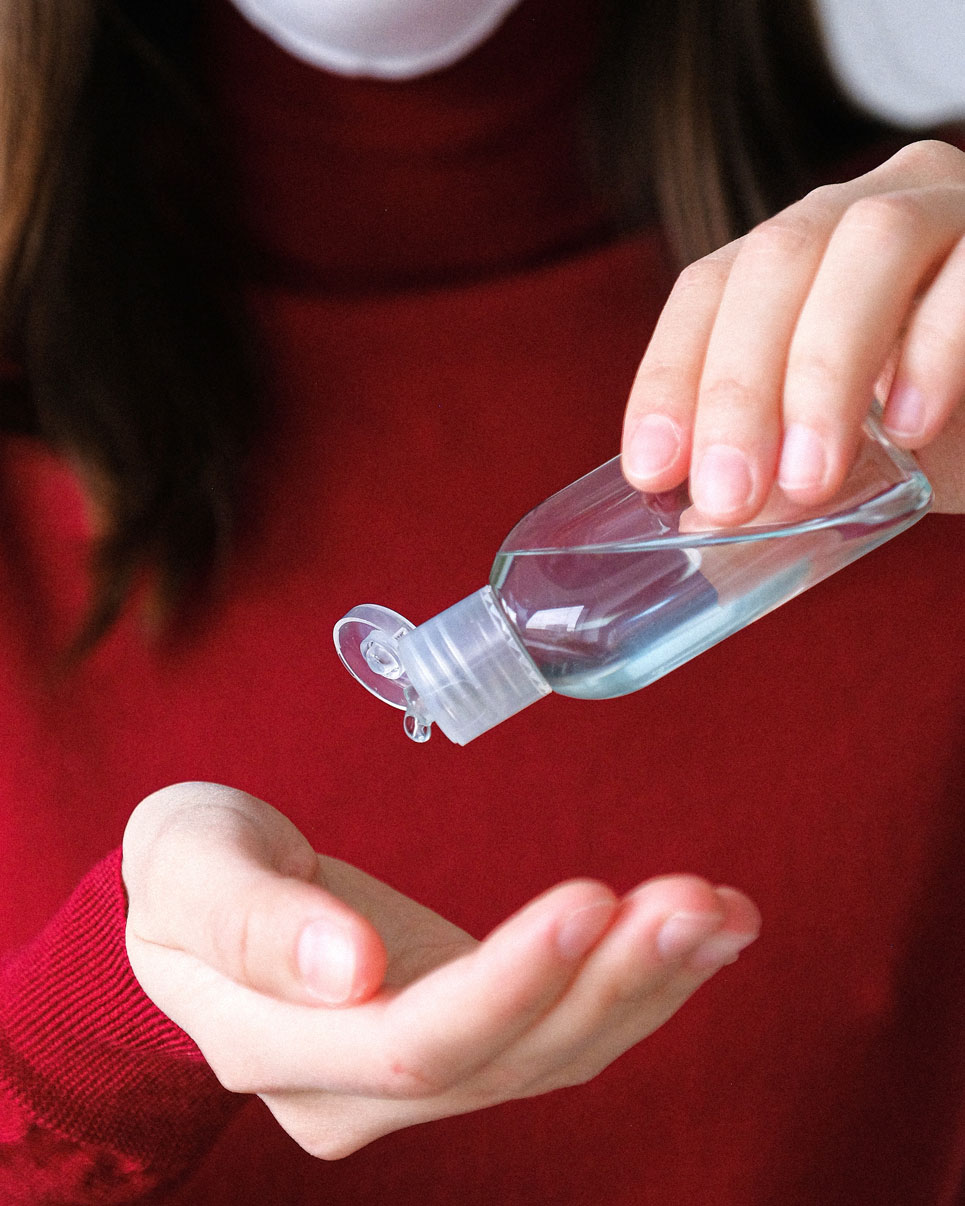 femme-se-met-du-gel-hydroalcoolique-sur-les-mains