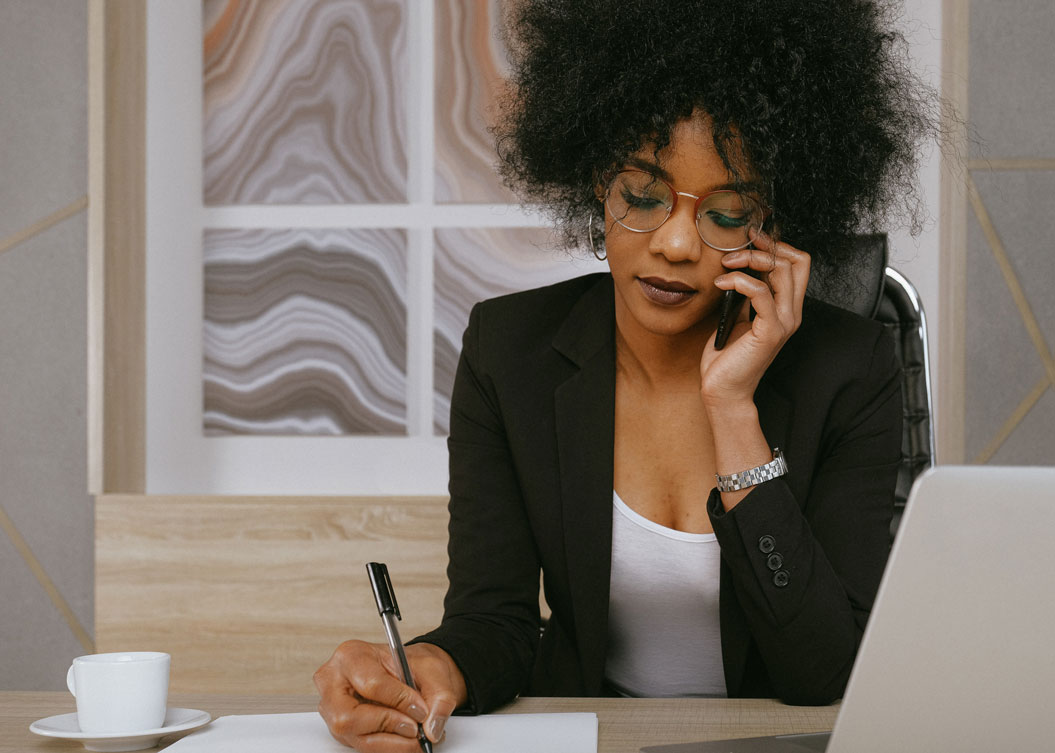 femme-au-téléphone-écrit-avec-un-stylo