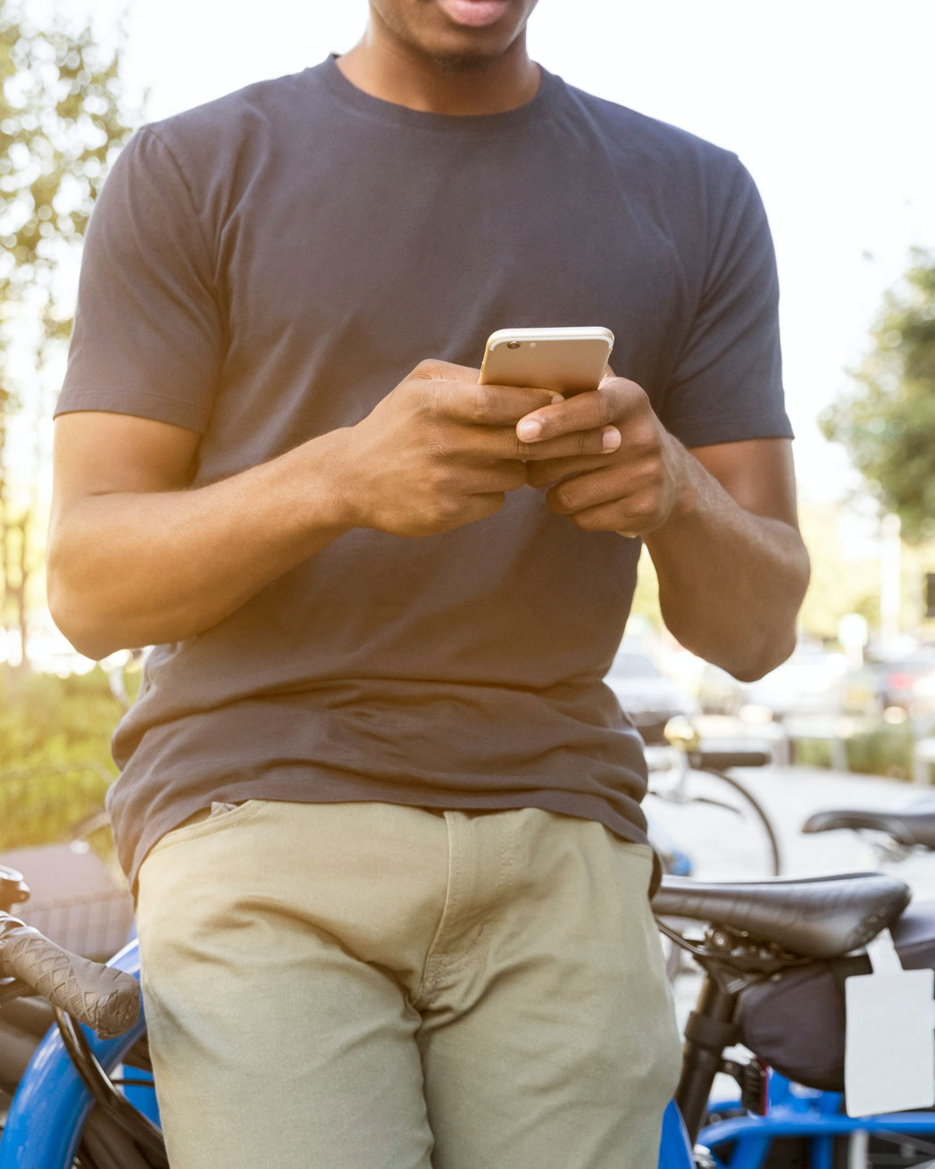 homme-tient-un-smartphone-appuyé-sur-son-vélo