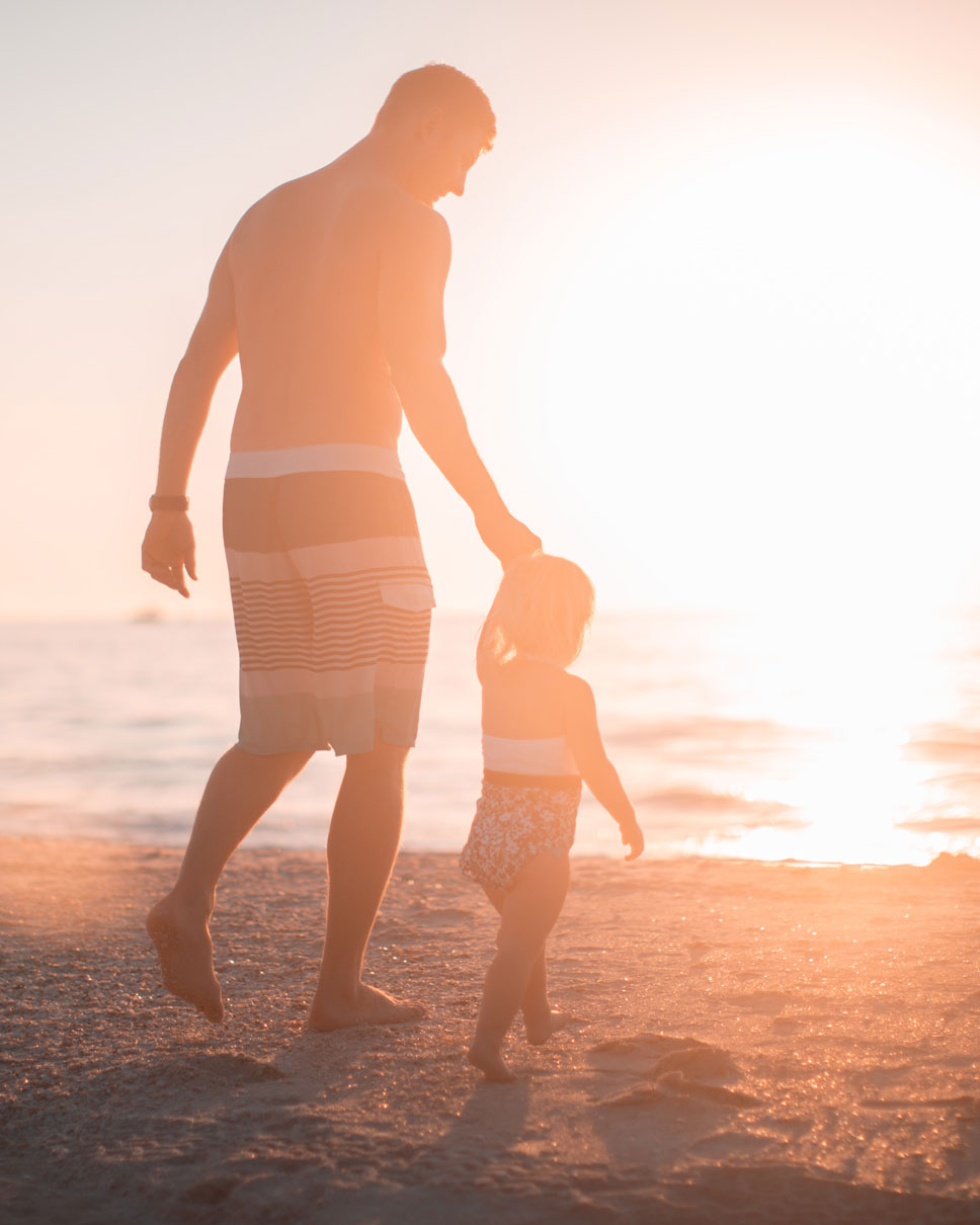 homme-tient-la-main-a-son-enfant-sur-la-plage