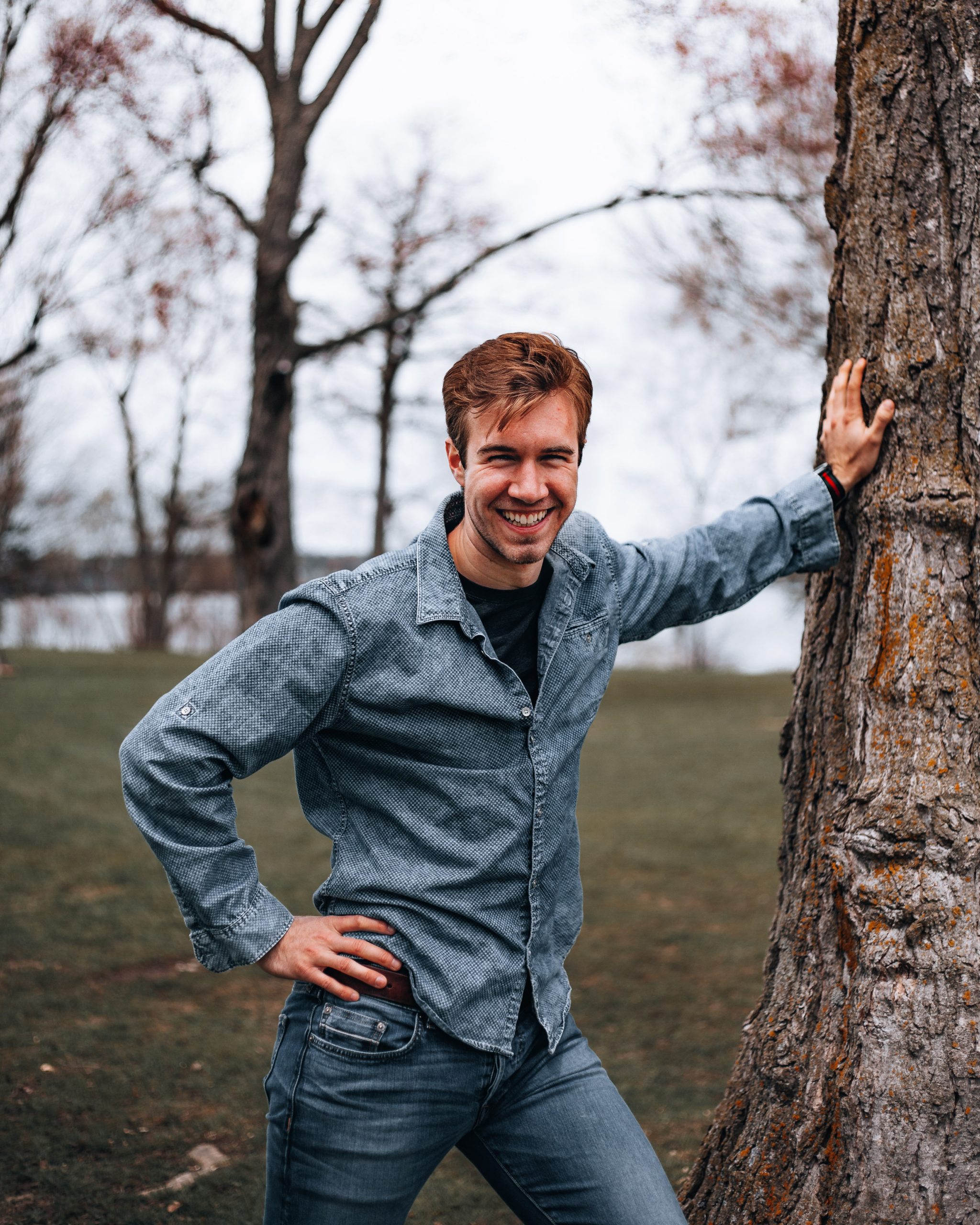 femme-rigolent-sur-un-banc
